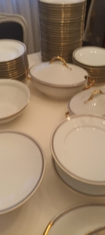 vends-magnifique-service-de-table-51-pieces-en-porcelaine-de-limoges-blanche-avec-liseraie-dore-et-bleu-big-2