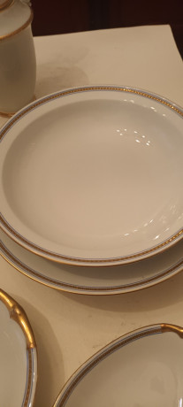 vends-magnifique-service-de-table-51-pieces-en-porcelaine-de-limoges-blanche-avec-liseraie-dore-et-bleu-big-1
