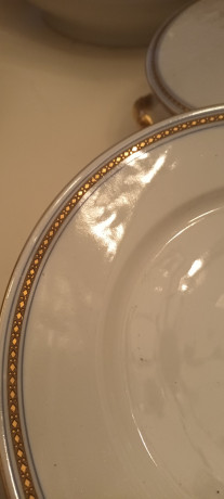 vends-magnifique-service-de-table-51-pieces-en-porcelaine-de-limoges-blanche-avec-liseraie-dore-et-bleu-big-0